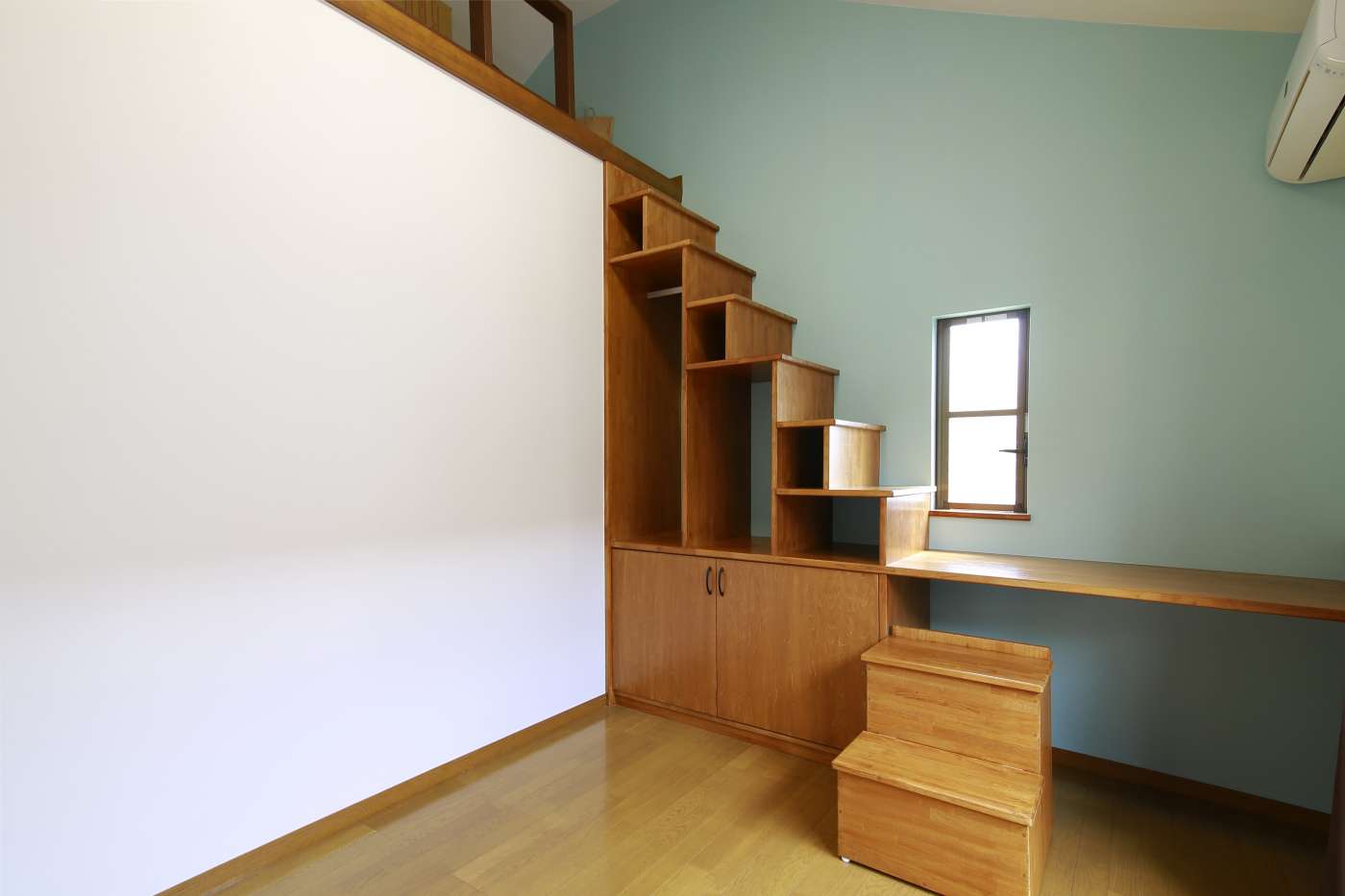 階段型の収納ボックスがオシャレな部屋