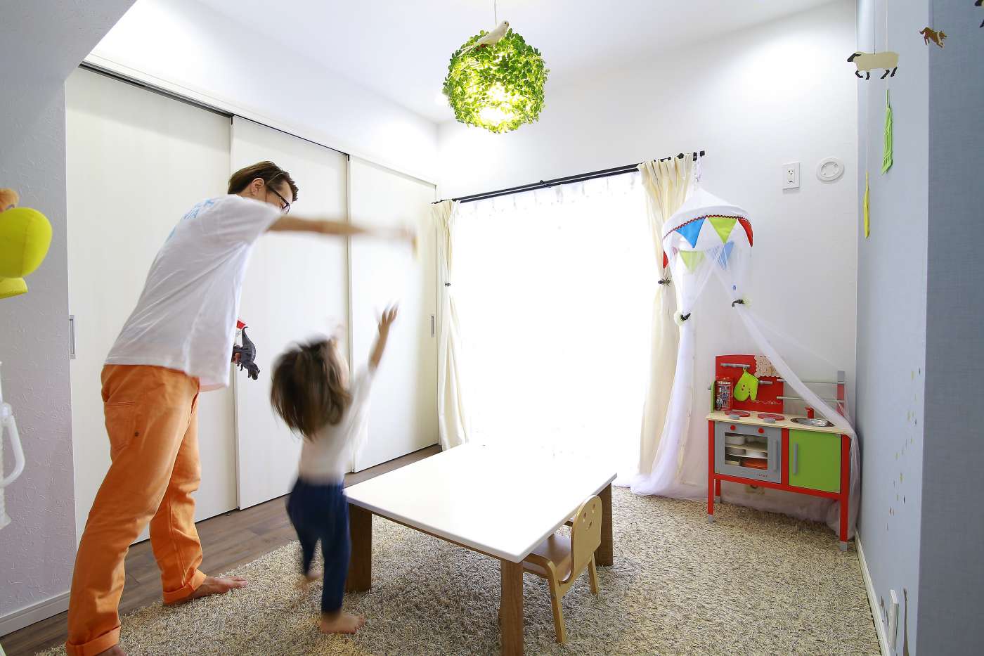 特徴的な照明とカーテンが可愛らしい子供部屋