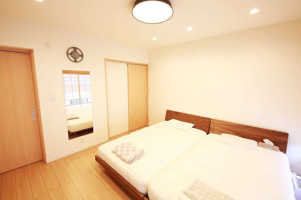 ナチュラルなシンプルデザインの寝室