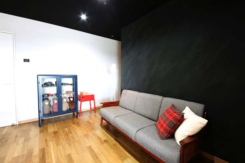 シンプルな北欧家具と黒い珪藻土の壁を使用したリノベーション事例