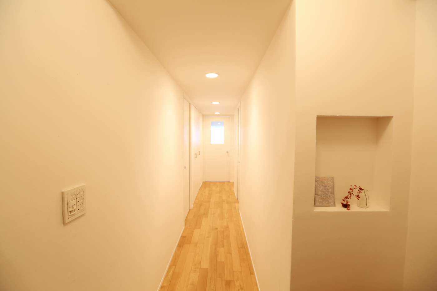 シンプルで明るい清潔感のある廊下とワンポイントのニッチ