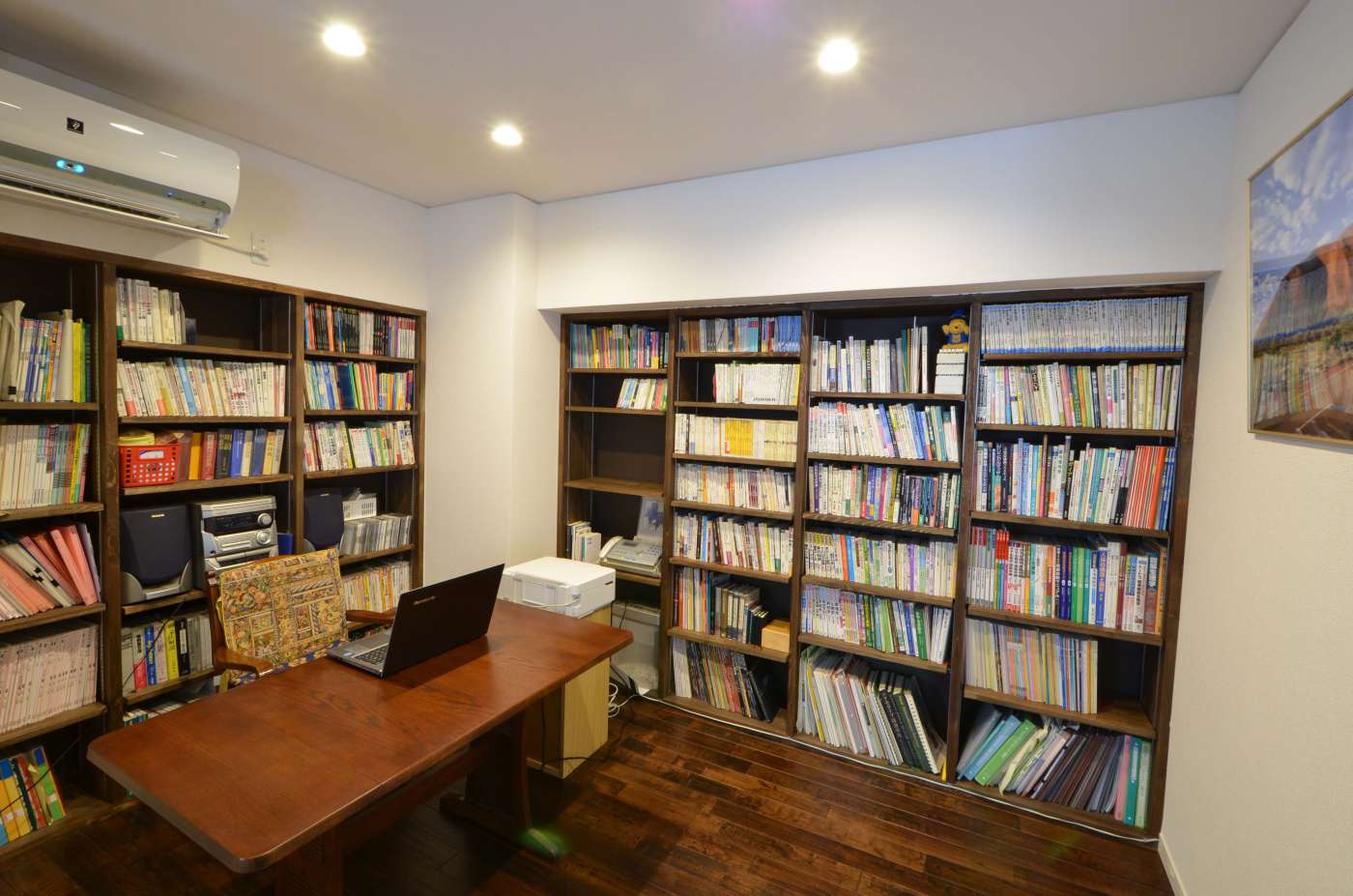 書斎には、本をたっぷり収納できる本棚を造作